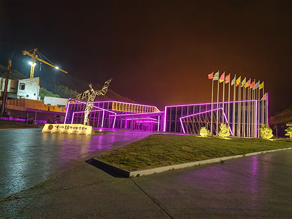 城市亮化是现代城市建设的重要组成部分，它不仅可以美化城市的夜景，还能提升城市的整体形象。随着科技的不断进步，城市亮化也得到了更多的关注和创新。本文将介绍一些关于城市亮化的创意和技术，帮助读者了解五家渠城市亮化的重要性以及如何进行五家渠城市亮化的规划和实施。